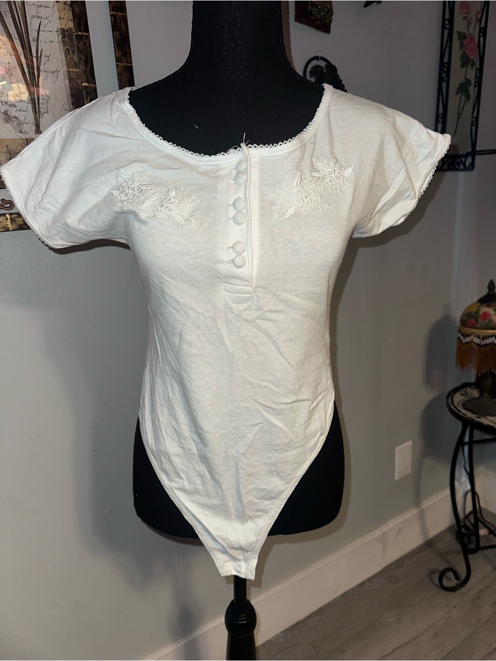 Vintage Victoria’s Secret White Floral Embroidered Scoop Neck Bodysuit, M